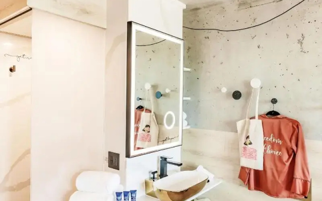 photo 4 of Kompose Boutique Hotel