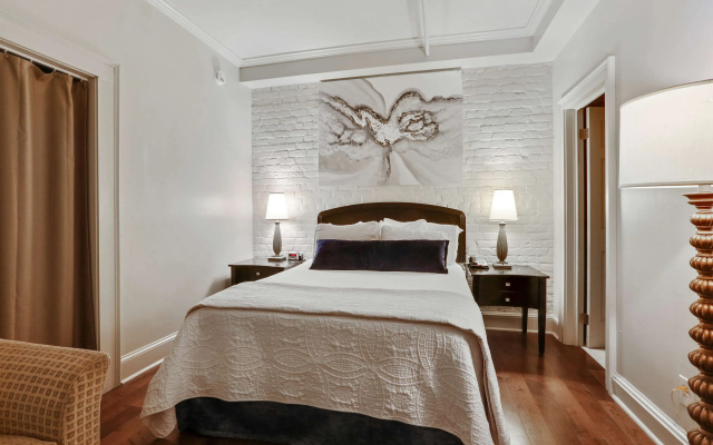 photo 4 of La Galerie French Quarter Hotel