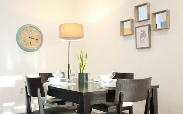photo 2 of LA Luxury Suites Free Parking 2BD2BA