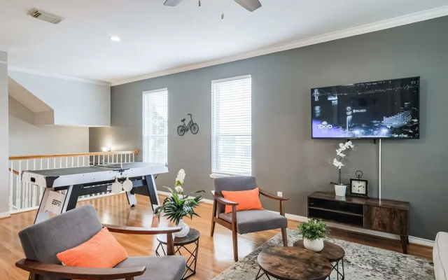 photo 2 of La Maison Heights in Houston Heights, Luxury Stays, Work-cation, High Speed Wifi