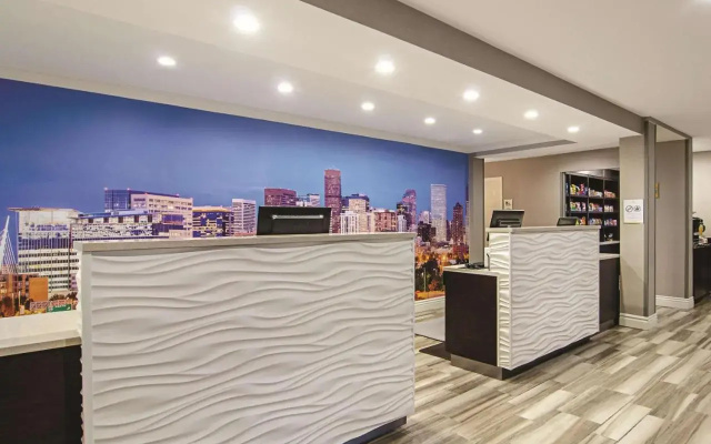 photo 2 of La Quinta Inn & Suites by Wyndham Denver Airport DIA