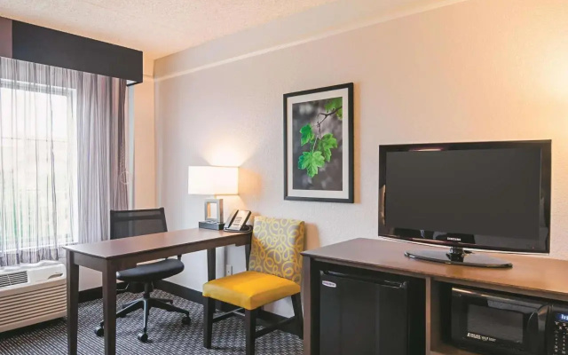 photo 4 of La Quinta Inn & Suites by Wyndham Denver Airport DIA