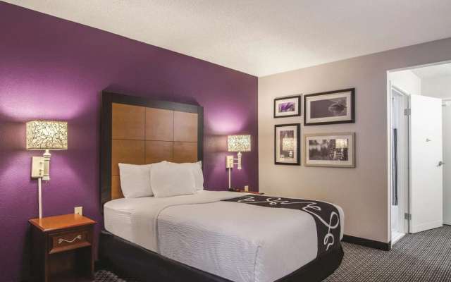 photo 2 of La Quinta Inn & Suites by Wyndham Baton Rouge Siegen Lane