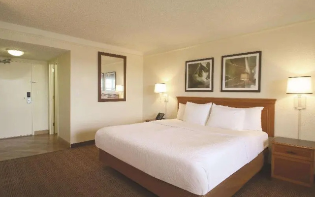 photo 3 of La Quinta by Wyndham Coral Springs University Dr