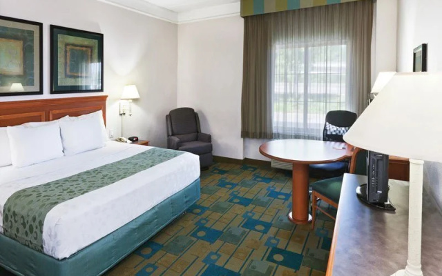 photo 2 of La Quinta Inn & Suites by Wyndham Houston Bush IAH South
