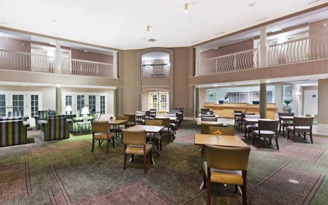 photo 3 of La Quinta Inn & Suites by Wyndham Houston Bush IAH South