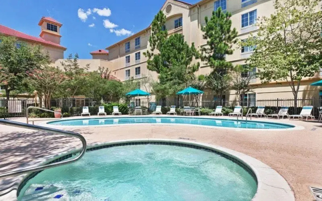 photo 4 of La Quinta Inn & Suites by Wyndham Houston Bush IAH South