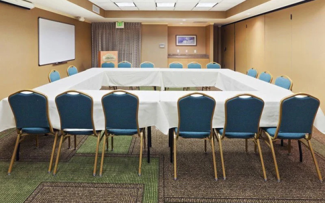 photo 5 of La Quinta Inn & Suites by Wyndham Houston Bush IAH South