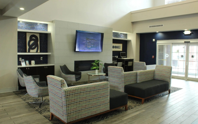 photo 2 of La Quinta Inn and Suites by Wyndham Schertz-San Antonio-Selma