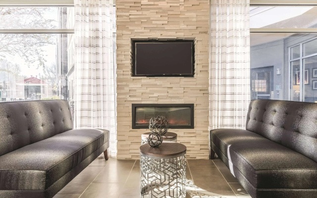 photo 2 of La Quinta Inn & Suites by Wyndham Alexandria Airport