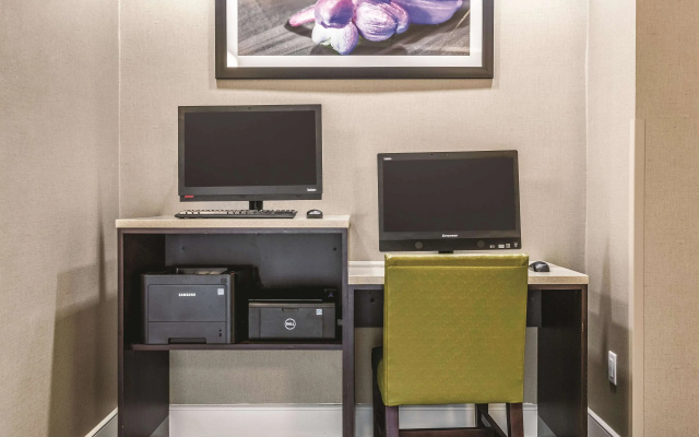 photo 3 of La Quinta Inn & Suites by Wyndham Alexandria Airport
