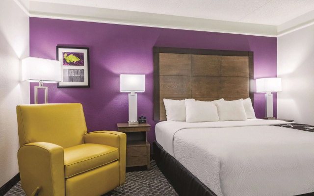 photo 4 of La Quinta Inn & Suites by Wyndham Alexandria Airport