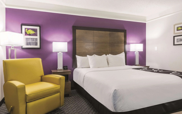 photo 5 of La Quinta Inn & Suites by Wyndham Alexandria Airport