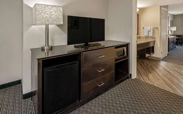 photo 4 of La Quinta Inn & Suites by Wyndham Anaheim