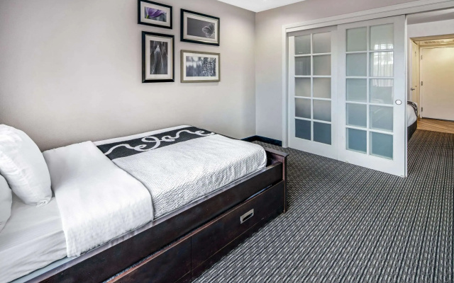 photo 5 of La Quinta Inn & Suites by Wyndham Anaheim