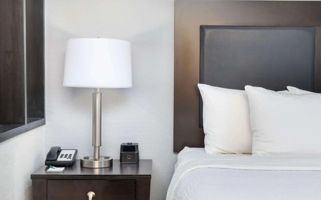 photo 2 of La Quinta Inn & Suites by Wyndham Atlanta Airport South