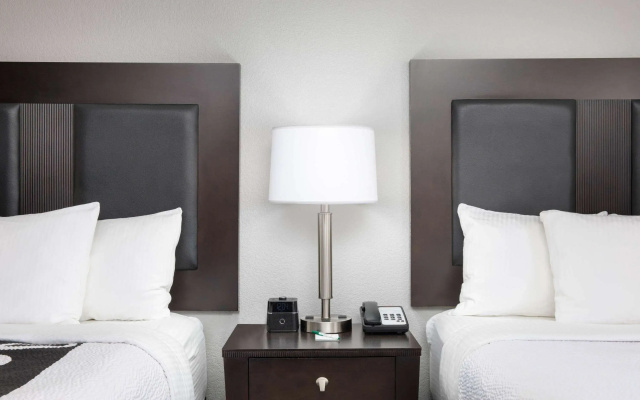 photo 3 of La Quinta Inn & Suites by Wyndham Atlanta Airport South