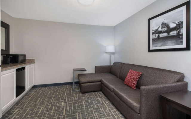 photo 4 of La Quinta Inn & Suites by Wyndham Atlanta Airport South