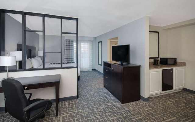 photo 5 of La Quinta Inn & Suites by Wyndham Atlanta Airport South