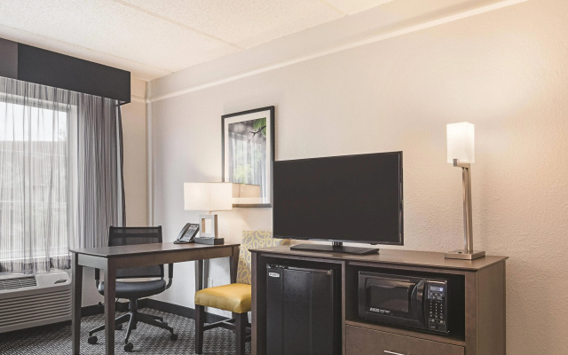 photo 3 of La Quinta Inn & Suites by Wyndham Atlanta Perimeter Medical