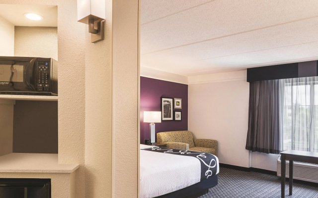 photo 4 of La Quinta Inn & Suites by Wyndham Atlanta Perimeter Medical