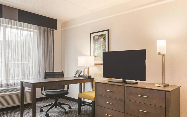 photo 5 of La Quinta Inn & Suites by Wyndham Atlanta Perimeter Medical