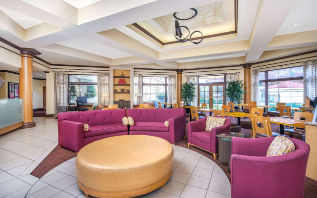 photo 2 of La Quinta Inn & Suites by Wyndham Atlanta Ballpark/Galleria