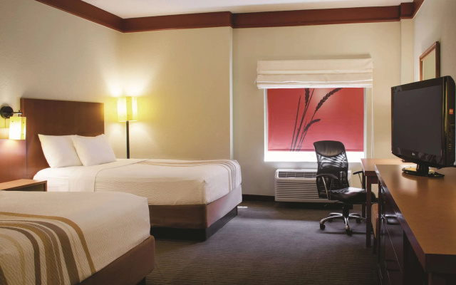 photo 3 of La Quinta Inn & Suites by Wyndham Atlanta Ballpark/Galleria