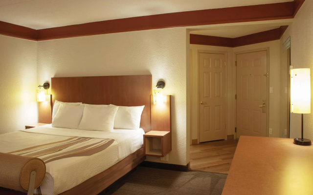 photo 4 of La Quinta Inn & Suites by Wyndham Atlanta Ballpark/Galleria