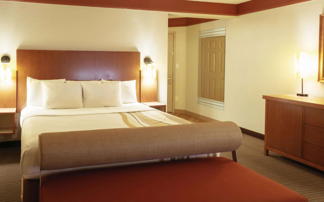photo 5 of La Quinta Inn & Suites by Wyndham Atlanta Ballpark/Galleria