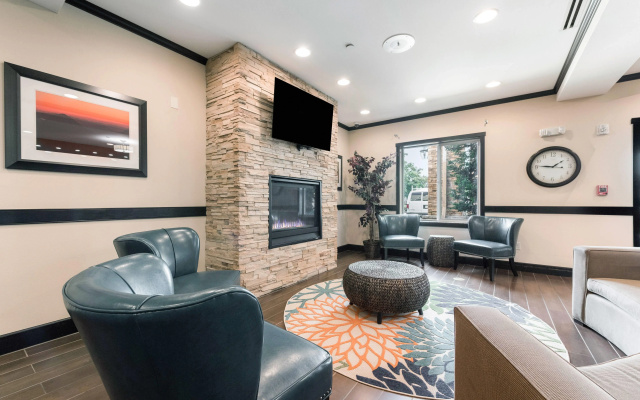 photo 2 of La Quinta Inn & Suites by Wyndham Auburn