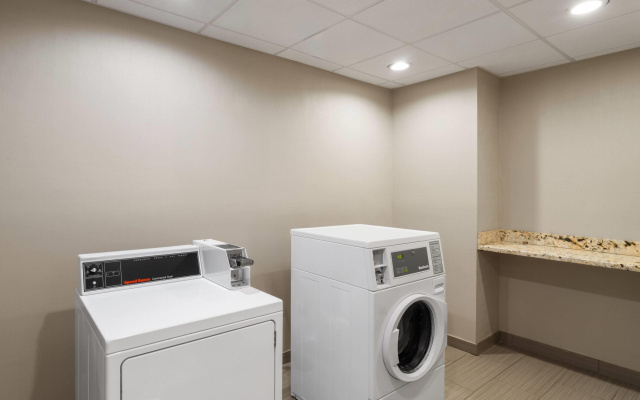 photo 4 of La Quinta Inn & Suites by Wyndham Baton Rouge Denham Springs