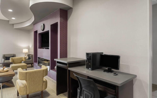 photo 5 of La Quinta Inn & Suites by Wyndham Baton Rouge Denham Springs