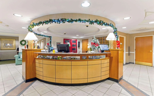photo 2 of La Quinta Inn & Suites by Wyndham Boston Somerville