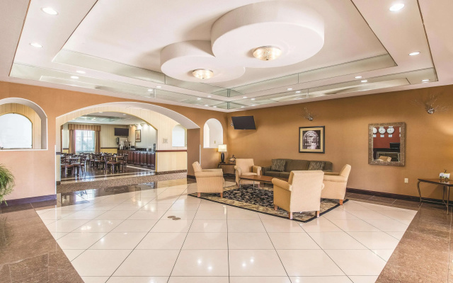 photo 2 of La Quinta Inn & Suites by Wyndham Bridgeport