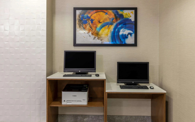 photo 4 of La Quinta Inn & Suites by Wyndham Bridgeport