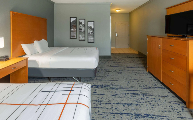 photo 5 of La Quinta Inn & Suites by Wyndham Bridgeport