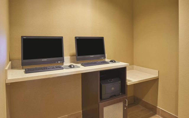photo 2 of La Quinta Inn & Suites by Wyndham Carlsbad