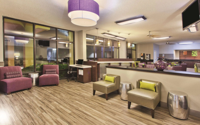 photo 2 of La Quinta Inn & Suites by Wyndham Charleston Riverview