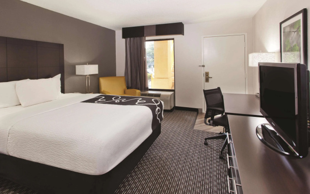 photo 4 of La Quinta Inn & Suites by Wyndham Charleston Riverview
