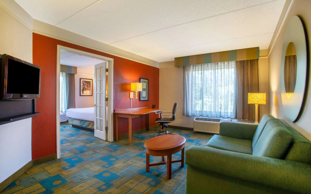 photo 2 of La Quinta Inn & Suites by Wyndham Charlotte Airport South