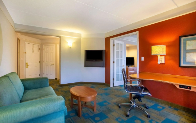 photo 3 of La Quinta Inn & Suites by Wyndham Charlotte Airport South