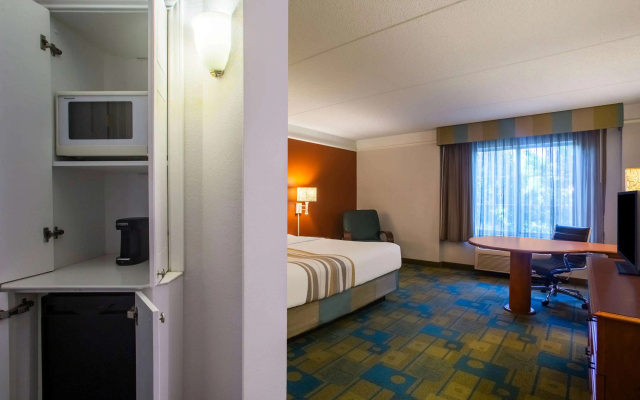 photo 4 of La Quinta Inn & Suites by Wyndham Charlotte Airport South