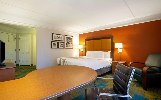 photo 5 of La Quinta Inn & Suites by Wyndham Charlotte Airport South