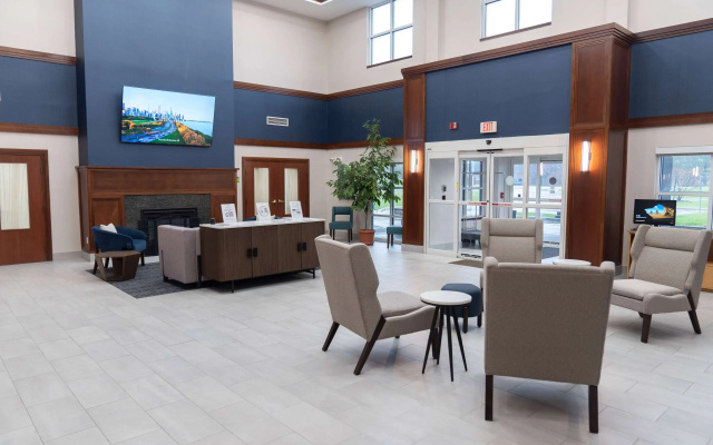 photo 2 of La Quinta Inn & Suites by Wyndham Bannockburn-Deerfield