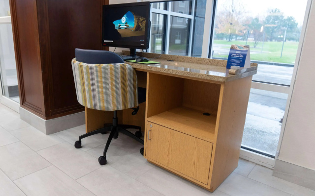 photo 4 of La Quinta Inn & Suites by Wyndham Bannockburn-Deerfield