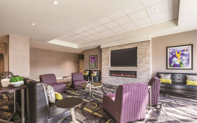 photo 2 of La Quinta Inn & Suites by Wyndham Cincinnati Sharonville