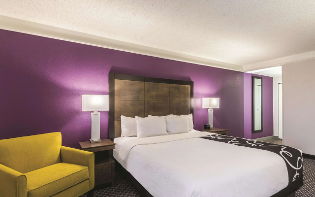 photo 4 of La Quinta Inn & Suites by Wyndham Cincinnati Sharonville