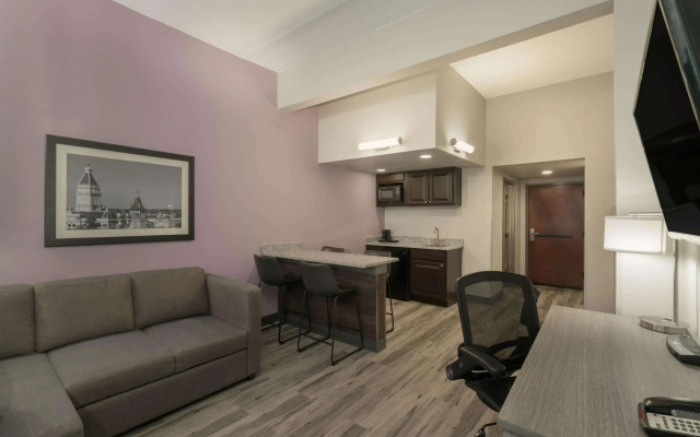 photo 3 of La Quinta Inn & Suites by Wyndham Clarksville