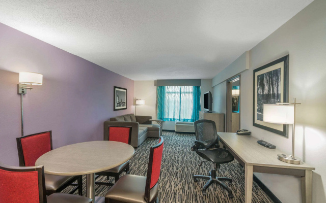 photo 4 of La Quinta Inn & Suites by Wyndham Clarksville
